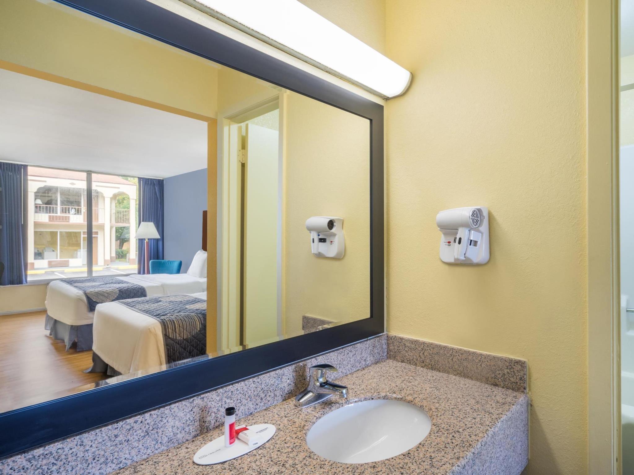 Days Inn By Wyndham Стейтсвилл Экстерьер фото