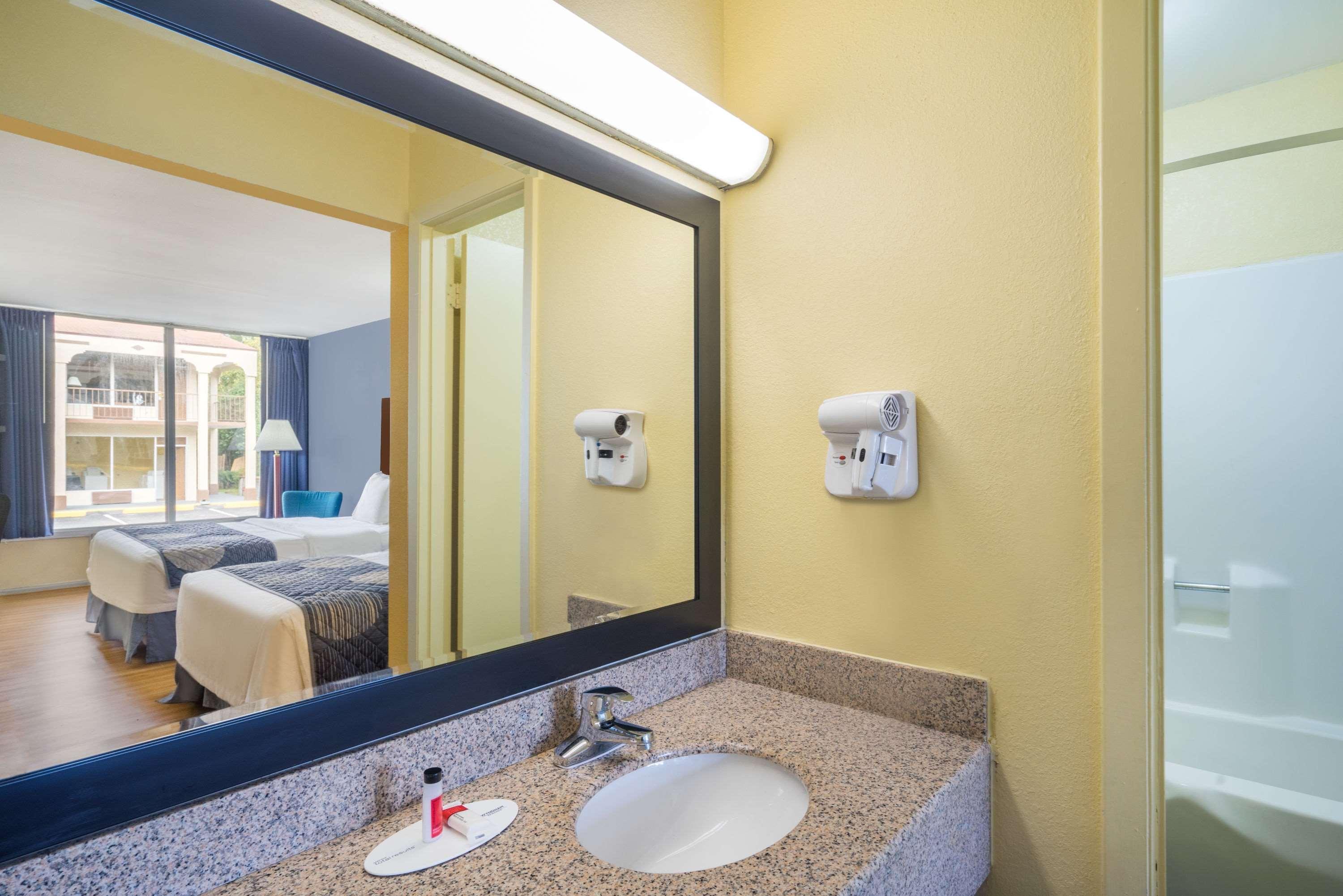 Days Inn By Wyndham Стейтсвилл Экстерьер фото