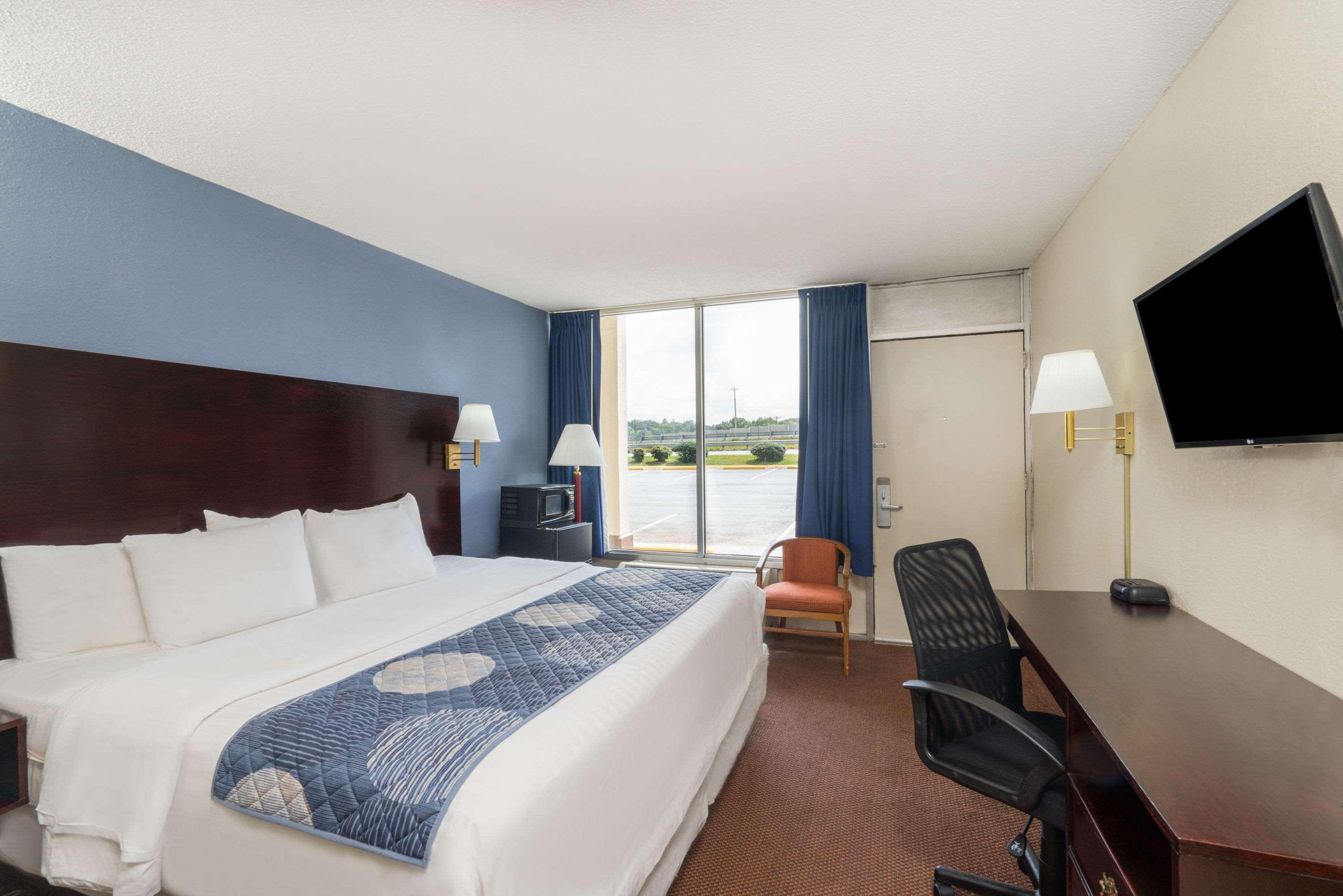 Days Inn By Wyndham Стейтсвилл Экстерьер фото