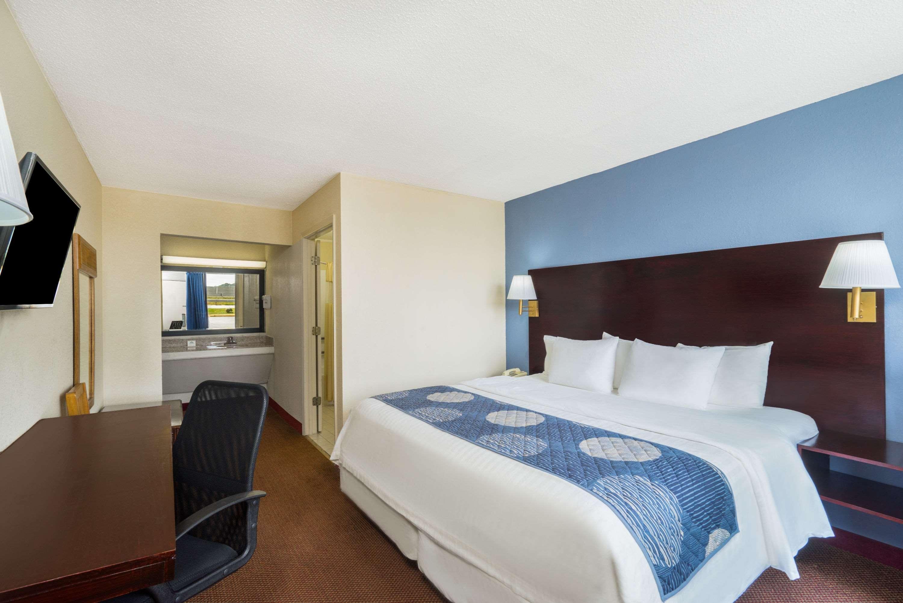 Days Inn By Wyndham Стейтсвилл Экстерьер фото
