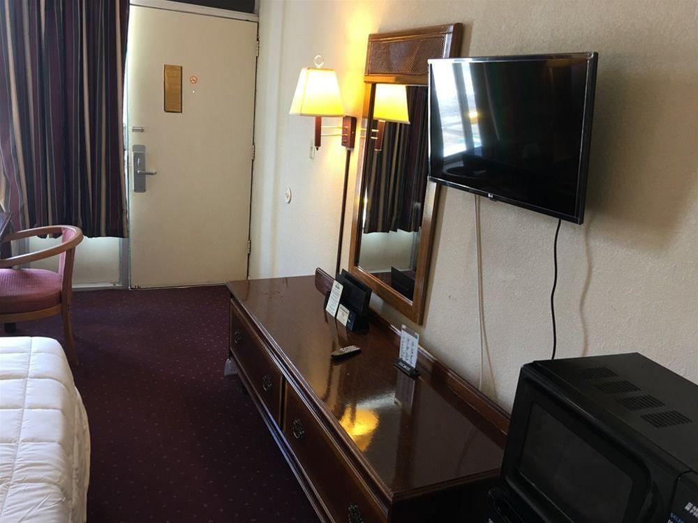 Days Inn By Wyndham Стейтсвилл Экстерьер фото