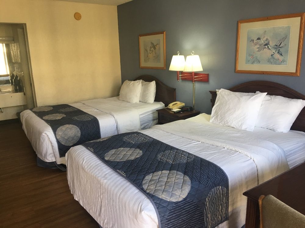 Days Inn By Wyndham Стейтсвилл Экстерьер фото