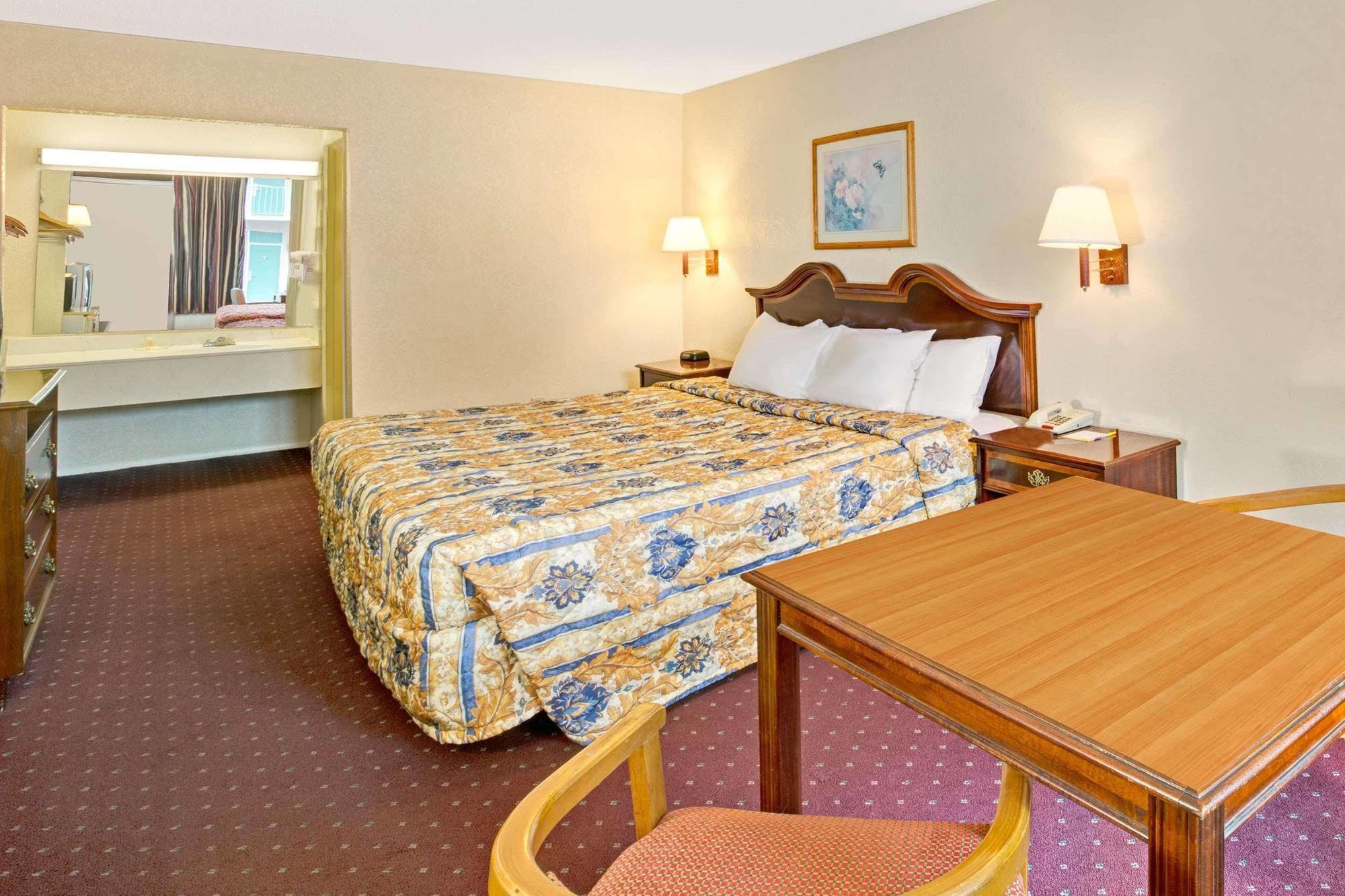 Days Inn By Wyndham Стейтсвилл Экстерьер фото