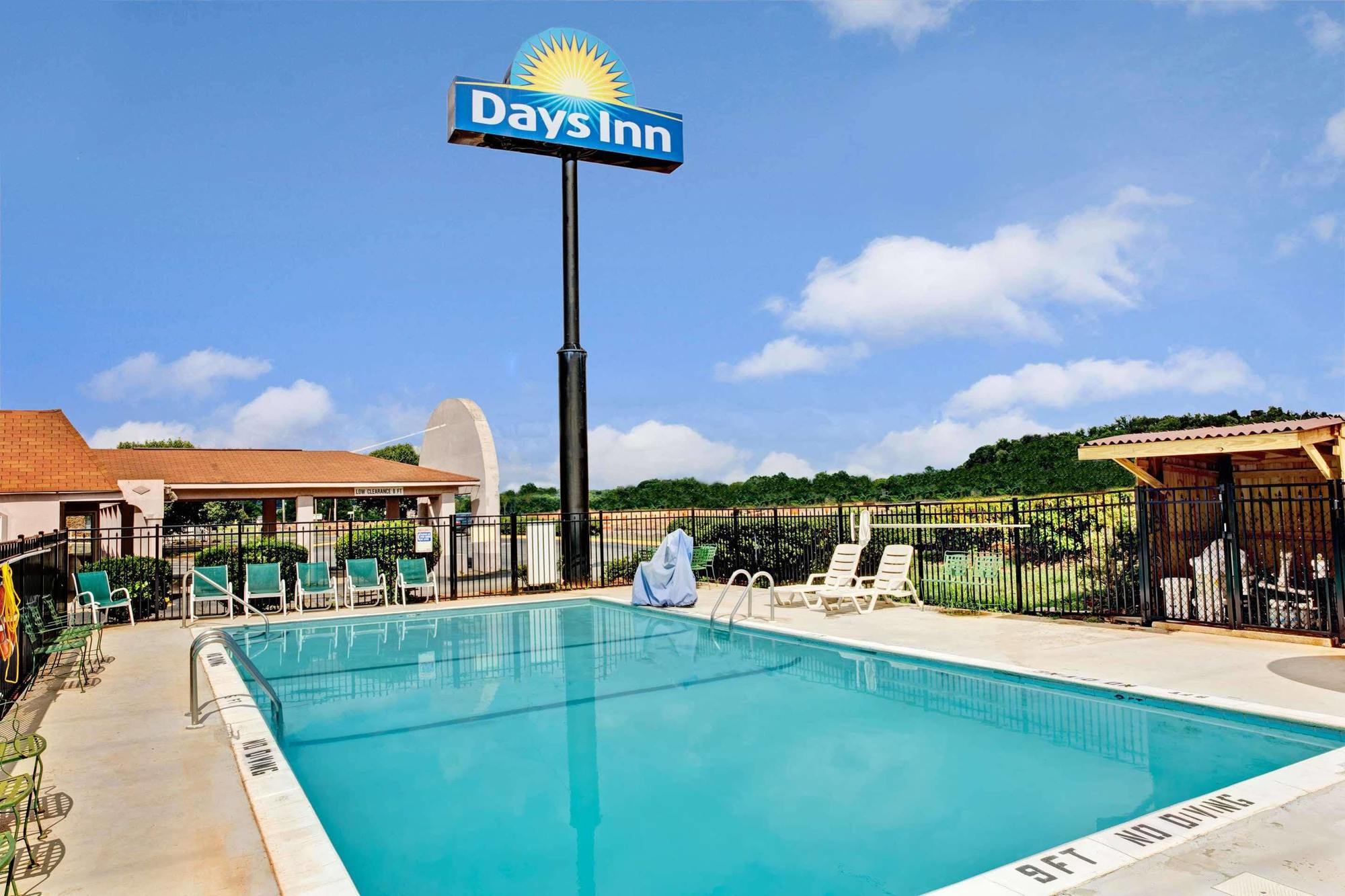 Days Inn By Wyndham Стейтсвилл Экстерьер фото